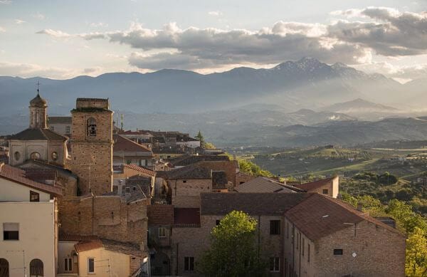 citta sant angelo vista degli edifici tradizionali italiani e delle montagne