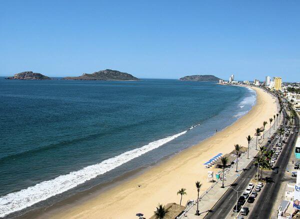 widok patrząc przez plażę w mazatlan mexico w słoneczny dzień