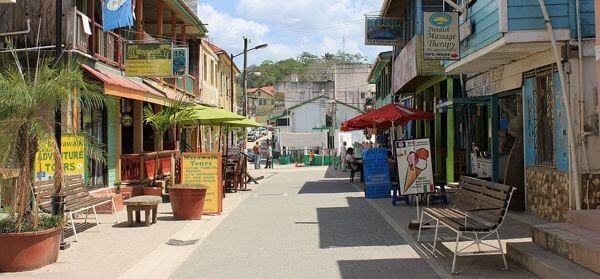 ruhige tropische Straße mit kleinen Geschäften in san ignacio belize