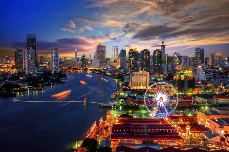 Bangkok vista notturna nel quartiere degli affari, al crepuscolo