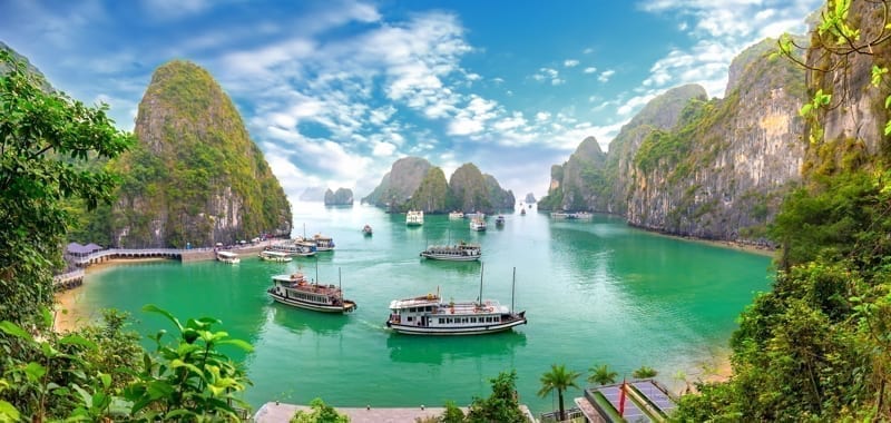 Atemberaubender Blick auf die Halong-Bucht in Vietnam, ein UNESCO-Weltkulturerbe.