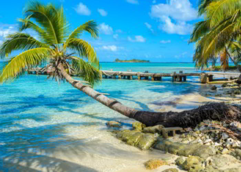 Paradise beach on island caye Carrie Bow Cay Field Station. map of Belize where is belize located