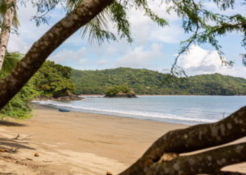 Beautiful scenery of the waves of the ocean moving towards the shore in Santa Catalina Panama