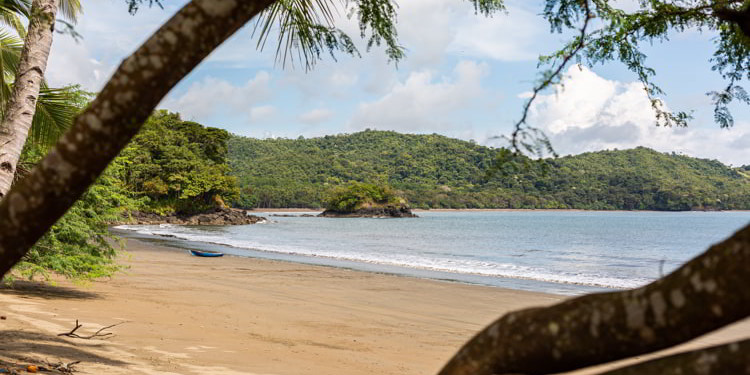 Beautiful scenery of the waves of the ocean moving towards the shore in Santa Catalina Panama