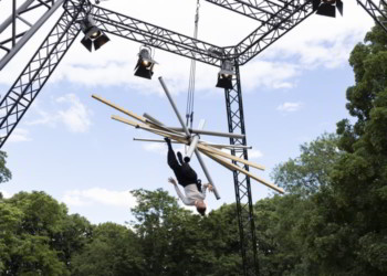 Girl from El Cuarto Rojo doing aerial suspension