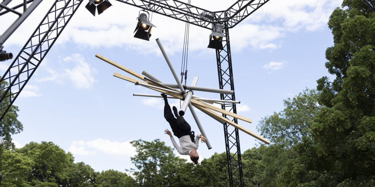 Girl from El Cuarto Rojo doing aerial suspension