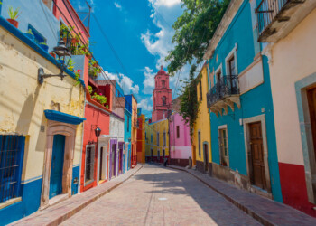 Street alley in Guanajuato Mexico. expat life Ideal Retire Overseas Destination