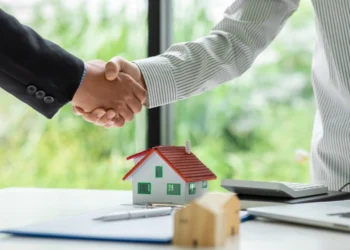 Real estate broker or Businessmen and customer shaking hands after signing a contract, real estate, home loan and insurance. investment opportunity