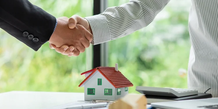 Real estate broker or Businessmen and customer shaking hands after signing a contract, real estate, home loan and insurance. investment opportunity