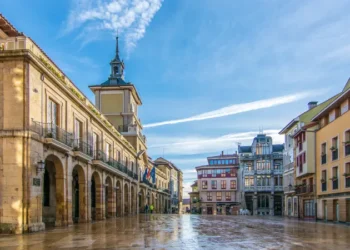 Plaza de la Constitución and Oviedo City Hall — a daily view when living in Oviedo, Spain