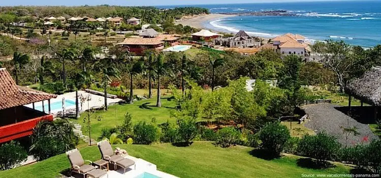 A view of the homes along the Pacific Ocean in Pedasi