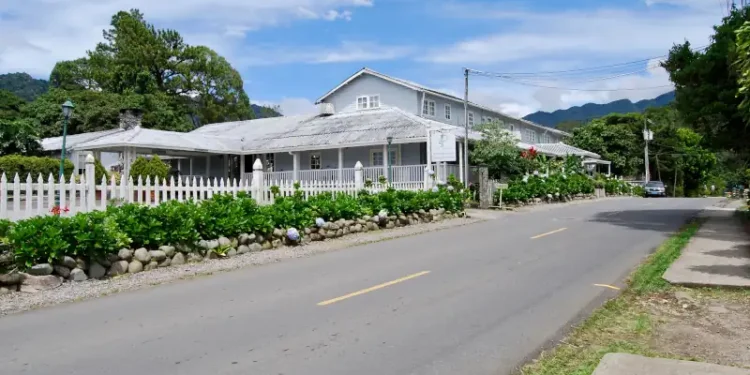 White hotel with a picket fence and garden in Boquete
