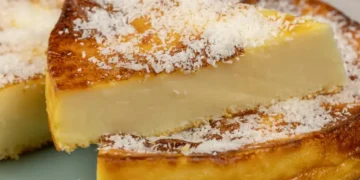 flan à la noix de coco, en gros plan, sur une table